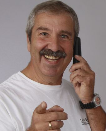Ulrich Glockner mit Telefon höhrer am Ohr